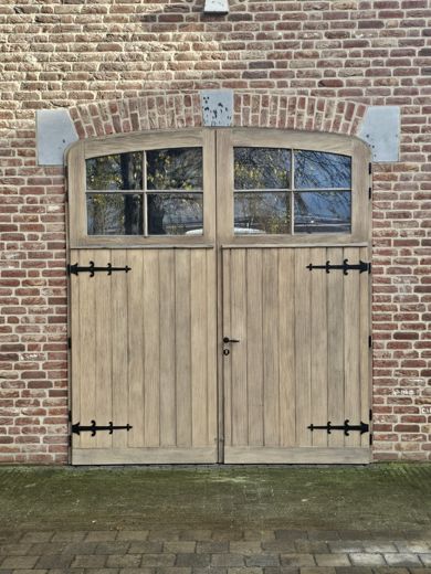 Gevel met geluchtgomde poorten